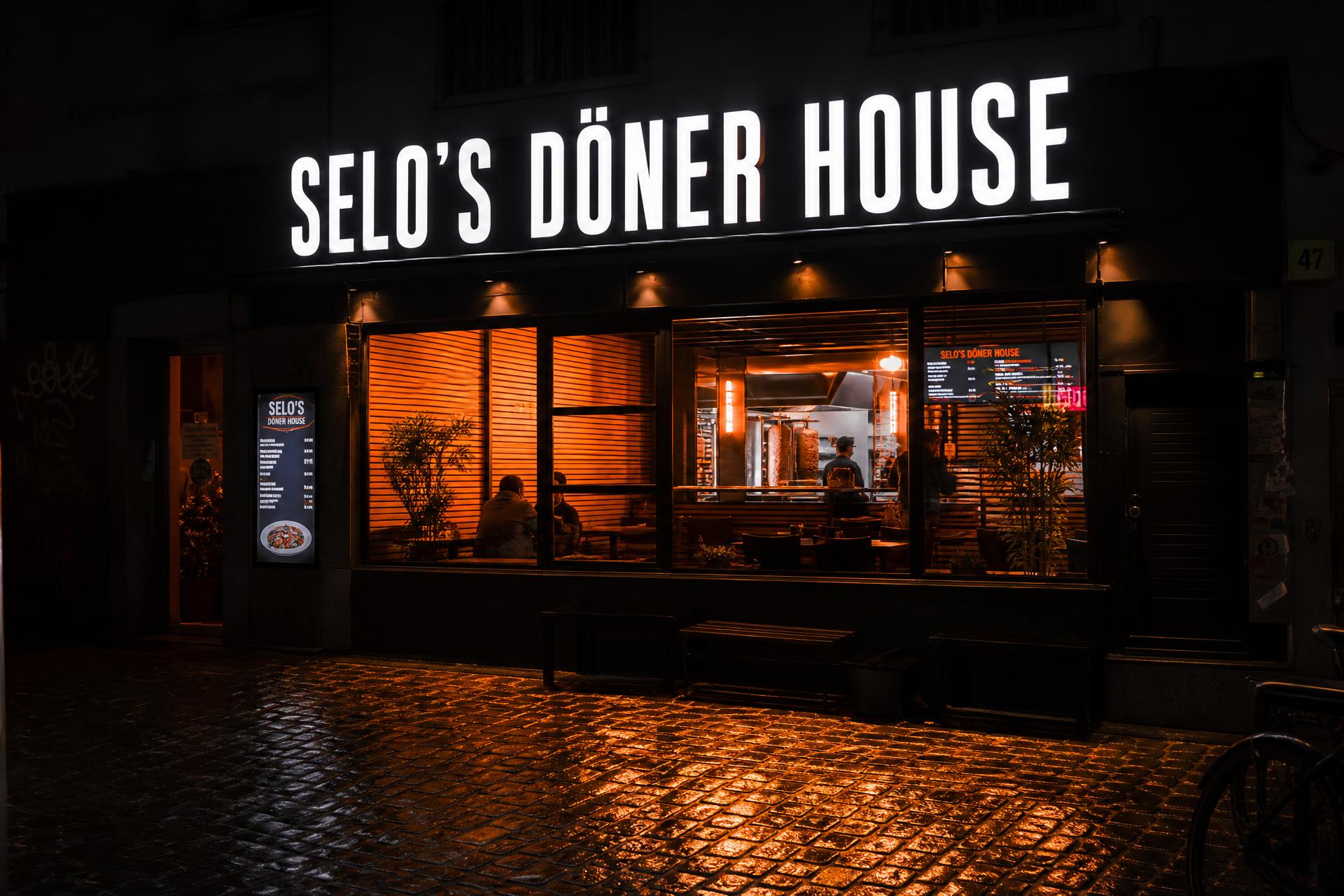 Selo’s Döner House bei Nacht: schwarze Fassade mit beleuchteter Leuchtschrift in Berlin-Friedrichshain